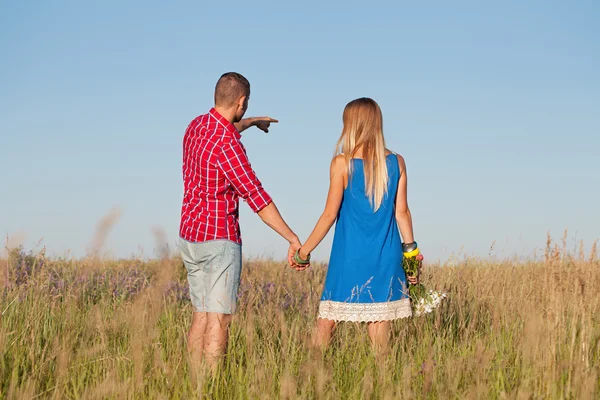 Liefdesverhaal. Mooie jonge paar wandelen in de weide, buiten. P Stockfoto