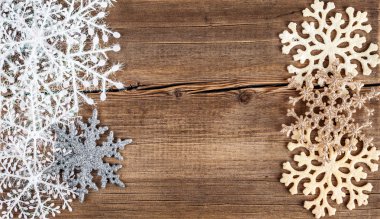 Noel arka plan. Kar taneleri sınır grunge ahşap tahta üzerinde. 