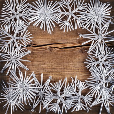 Noel arka plan. Kar taneleri sınır grunge ahşap tahta üzerinde. 