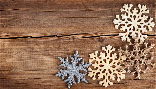 Рождественский фон Снежинки граничат с гранжевой деревянной доской . — стоковое фото