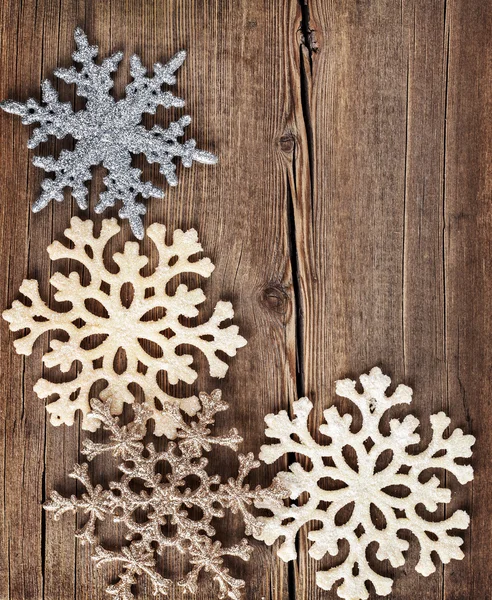 Christmas background. Snowflakes border on grunge wooden board. — Stock Photo, Image