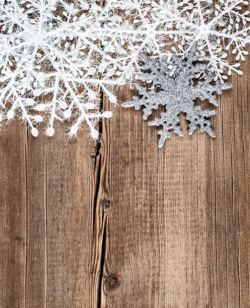 Weihnachtlicher Hintergrund. Neujahrsdekoration auf Grunge-Holzbrett — Stockfoto