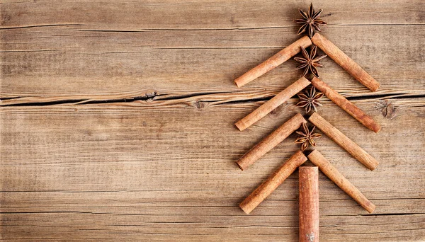 Kerstkaart met natuurlijke decoraties op houten achtergrond — Stockfoto