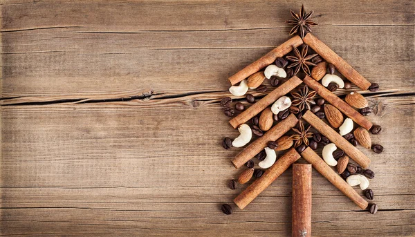 Tarjeta de Navidad con decoraciones naturales sobre fondo de madera —  Fotos de Stock