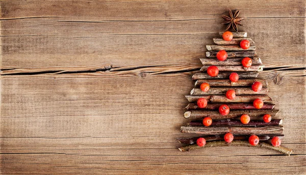 Karácsonyi üdvözlőlap, természetes díszítéssel, fából készült háttér — Stock Fotó
