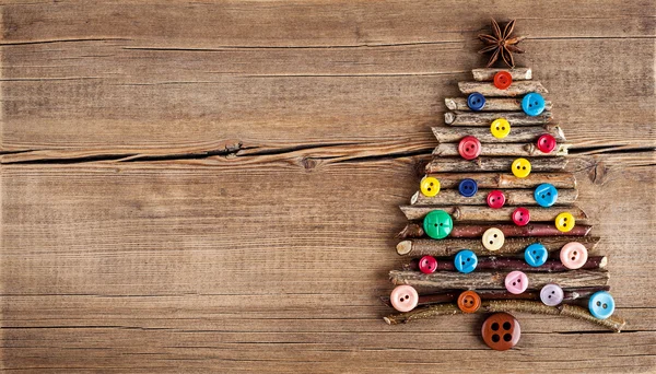 Tarjeta de Navidad con decoraciones naturales sobre fondo de madera —  Fotos de Stock