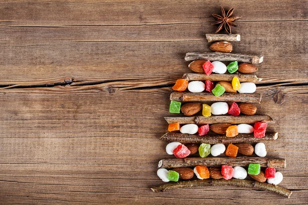 Karácsonyi üdvözlőlap, természetes díszítéssel, fából készült háttér — Stock Fotó