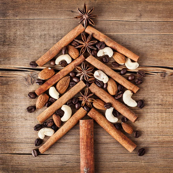 Tarjeta navideña con decoraciones naturales sobre fondo de madera. Se —  Fotos de Stock