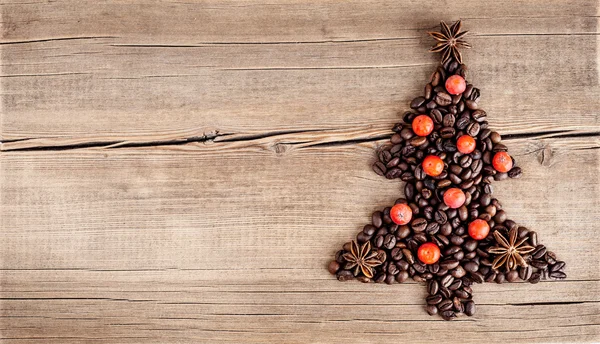 Forma dell'albero di Natale fatto di chicchi di caffè sul tavolo di legno. Per — Foto Stock