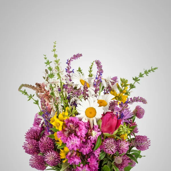 Schöner wilder Blumenstrauß. Wildblumen — Stockfoto