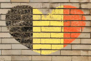 Kalp şekli bayrak Belçika tuğla duvar