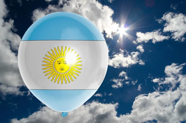 Palloncino con bandiera argentina su cielo — Foto Stock