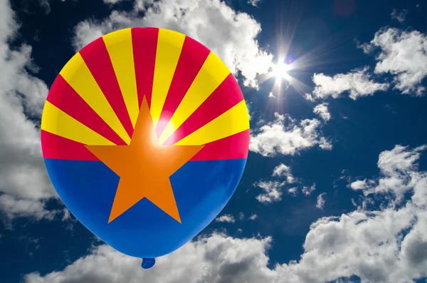 Ballong med flagga Arizona på himlen — Stockfoto