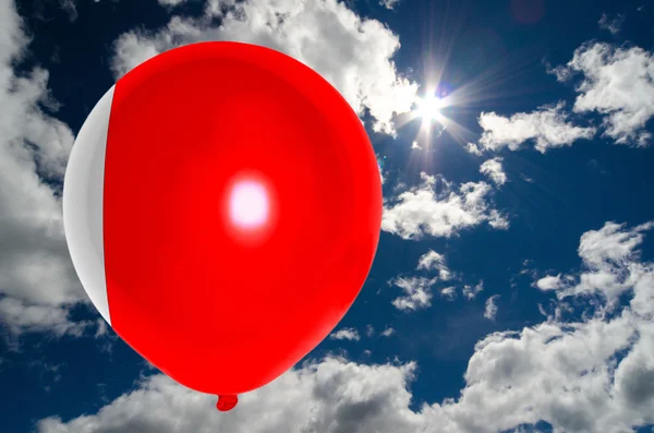 Воздушный шар с флагом бахрейна на небе — стоковое фото