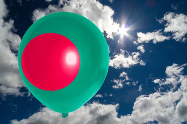 Ballong med flagga bangladesh på himlen — Stockfoto