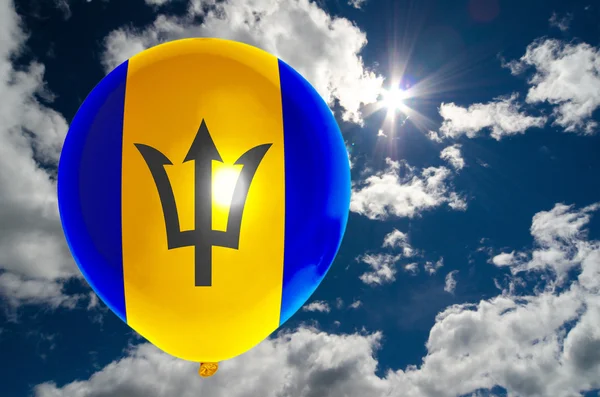 Ballong med flagga barbados på himlen — Stockfoto