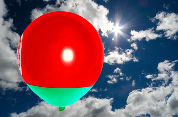 Воздушный шар с флагом Беларуси на небе — стоковое фото