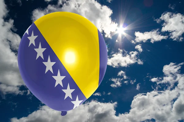 Globo con bandera de bosnia herzegovina en el cielo — Foto de Stock