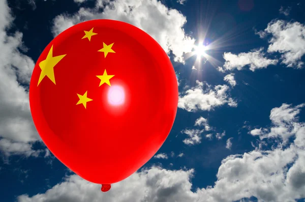 Воздушный шар с флагом Китая на небе — стоковое фото