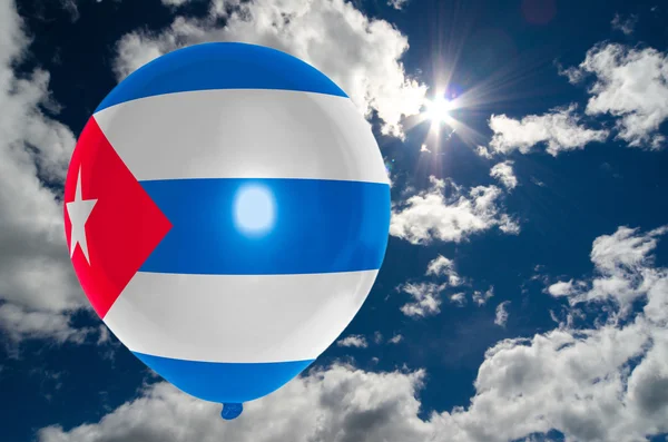 Ballong med flagga Kuba på himlen — Stockfoto
