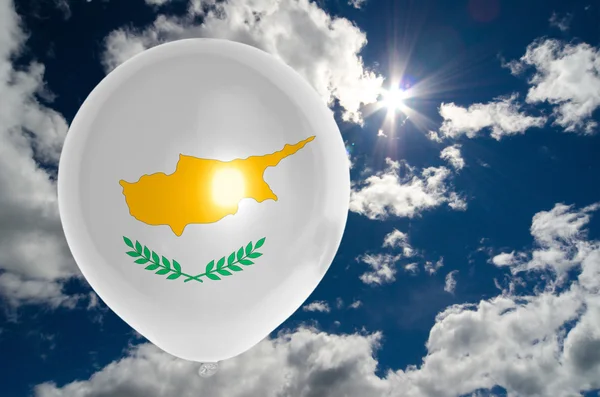 Ballong med flagga Cypern på himlen — Stockfoto