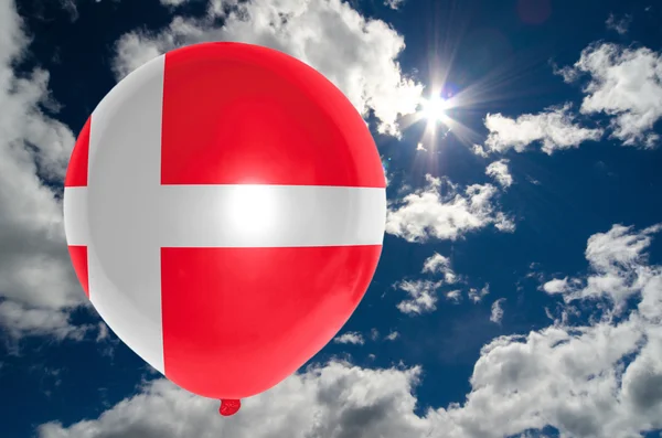 Ballong med flagga Danmark på himlen — Stockfoto