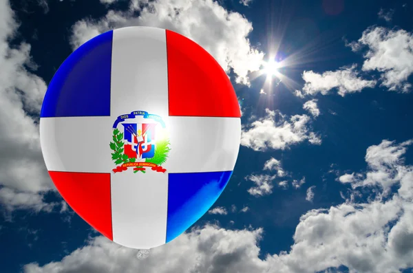 Ballon met vlag van Dominicaanse op sky — Stockfoto