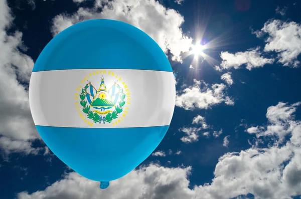 El salvador üzerinde sky bayrağı ile balon — Stok fotoğraf