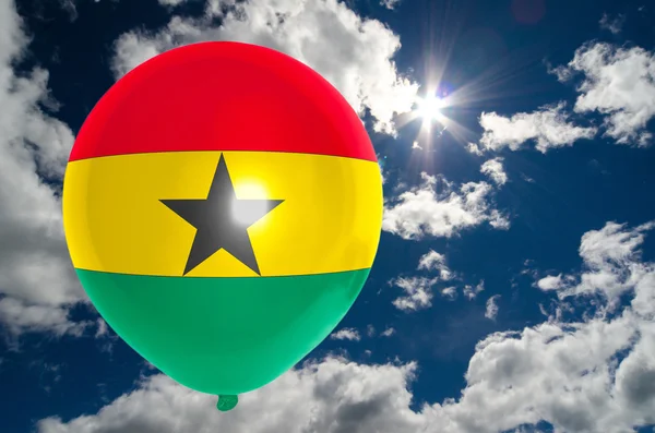 Palloncino con bandiera del ghana sul cielo — Foto Stock