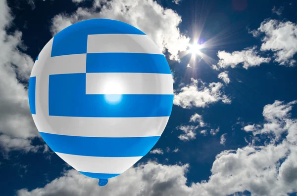 Palloncino con bandiera di Grecia su cielo — Foto Stock