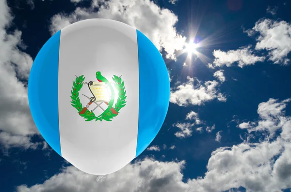 Ballong med flagga i guatemala på himlen — Stockfoto