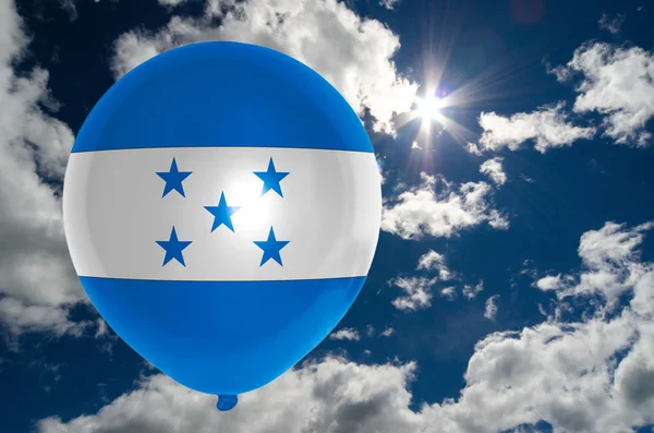 Balão com bandeira de honduras no céu — Fotografia de Stock