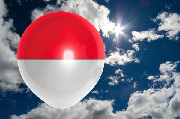 Ballong med flagga Indonesien på himlen — Stockfoto