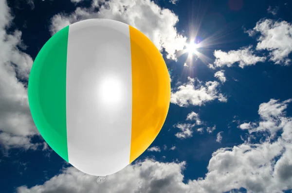 Globo con bandera de Irlanda en el cielo — Foto de Stock