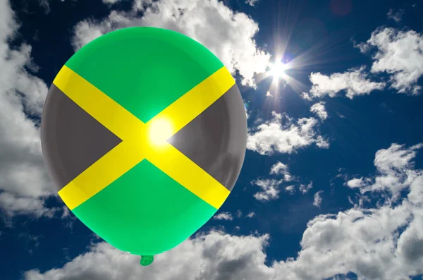 Ballong med flagga jamaica på himlen — Stockfoto