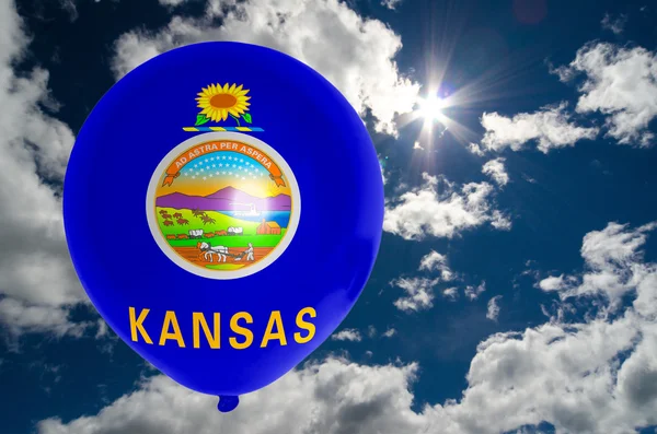 Balão com bandeira de Kansas no céu — Fotografia de Stock