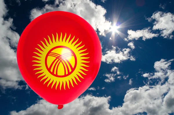 Globo con bandera de Kirguistán en el cielo — Foto de Stock