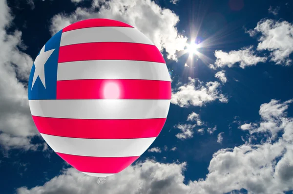 Balão com bandeira da Libéria no céu — Fotografia de Stock