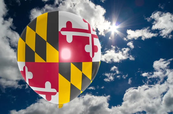 Воздушный шар с флагом Мэриленда на небе — стоковое фото