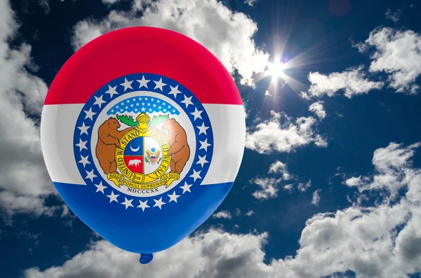 Ballon avec drapeau du missouri sur le ciel — Photo