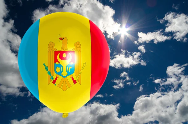 Ballong med flagga Moldavien på himlen — Stockfoto