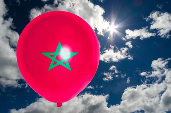 Ballong med flagga Marocko på himlen — Stockfoto