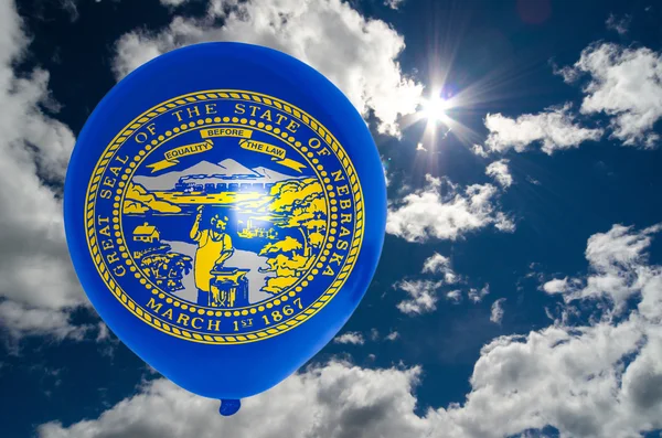 Ballong med flagga nebraska på himlen — Stockfoto