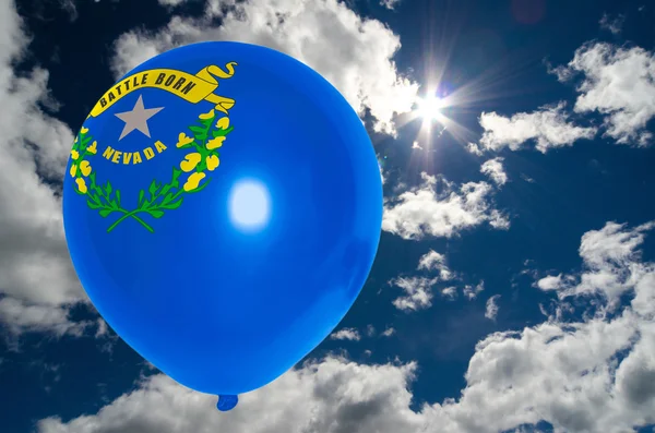 Ballong med flagga nevada på himlen — Stockfoto