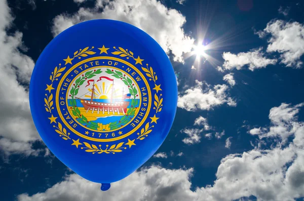 Ballon mit Fahne von New Hampshire am Himmel — Stockfoto