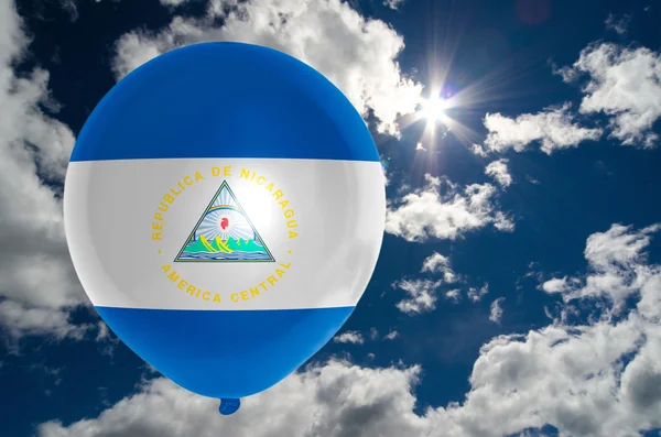 Ballon met vlag van nicaragua op sky — Stockfoto