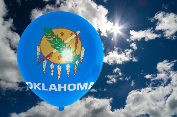 Ballon mit Fahne von Oklahoma am Himmel — Stockfoto