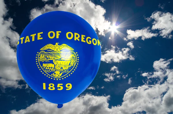 Balloon with flag of oregon on sky — Stock Photo, Image