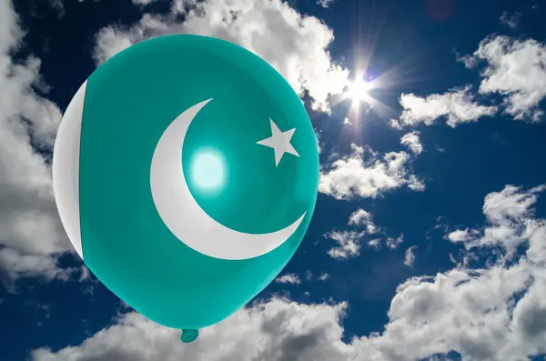 Ballong med flagga pakistan på himlen — Stockfoto