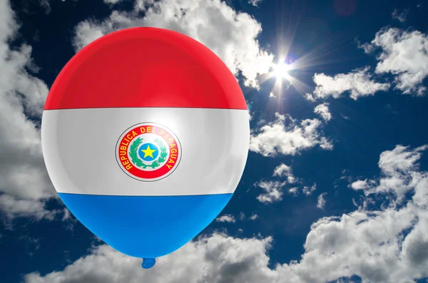 Palloncino con bandiera di paraguay su cielo — Foto Stock